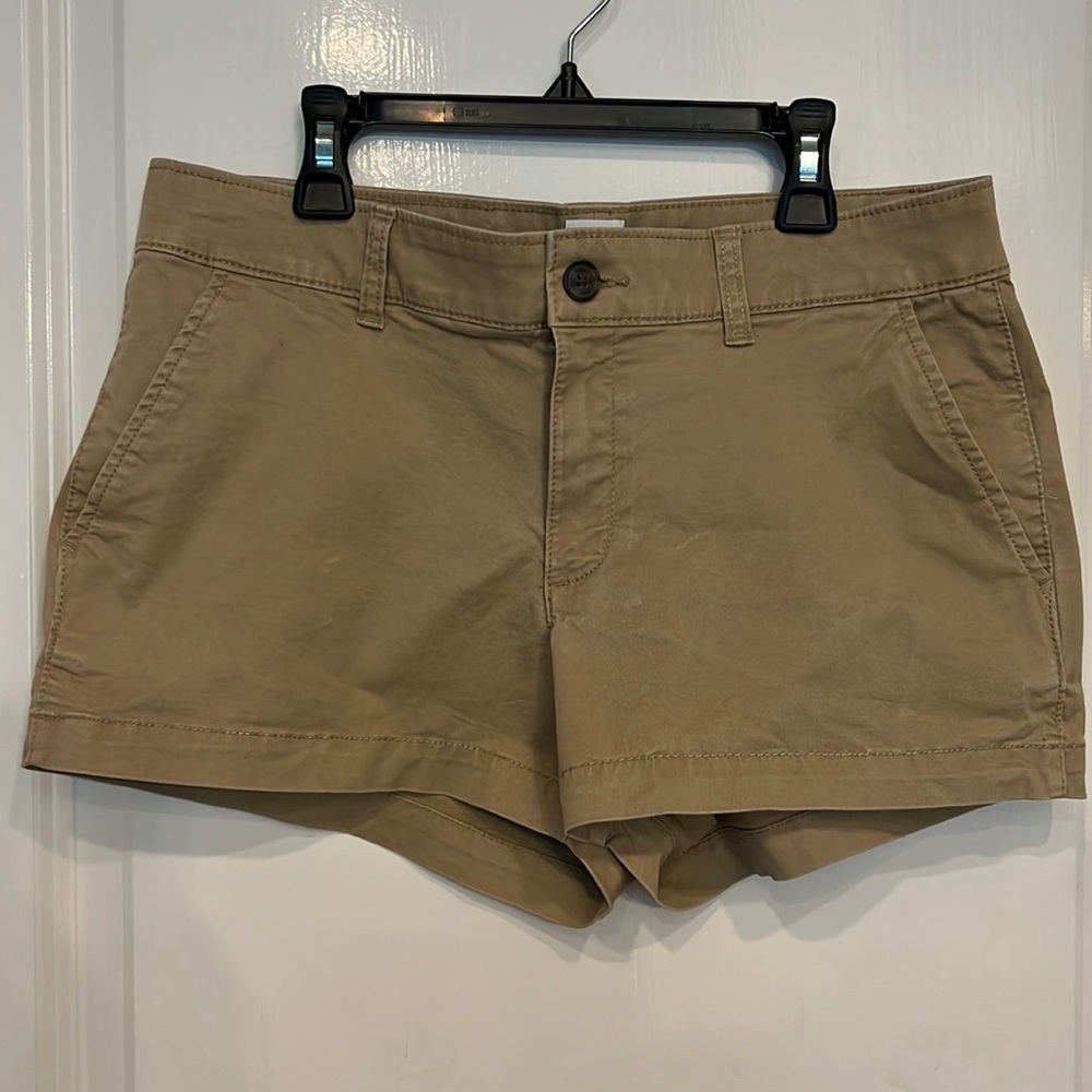 Gap Chino shorts khaki, 3” inseam, sz6 petite